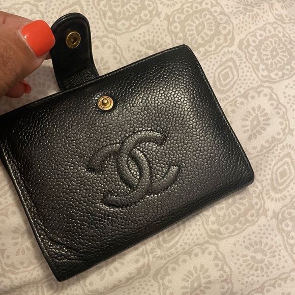 💕CHANEL
Caviar Kisslock Wallet - Picture 4 of 12